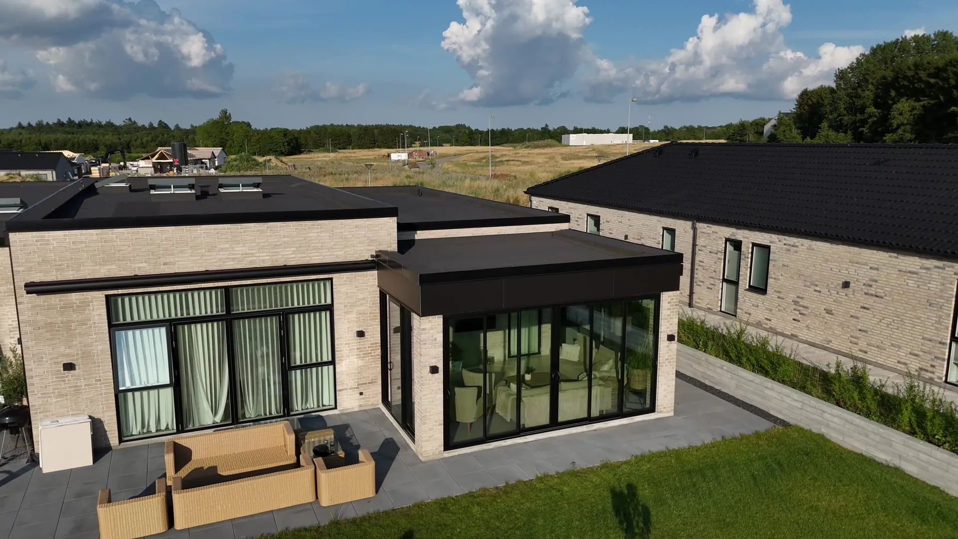 Moderne hus set fra drone, Kronbyg Entreprise
