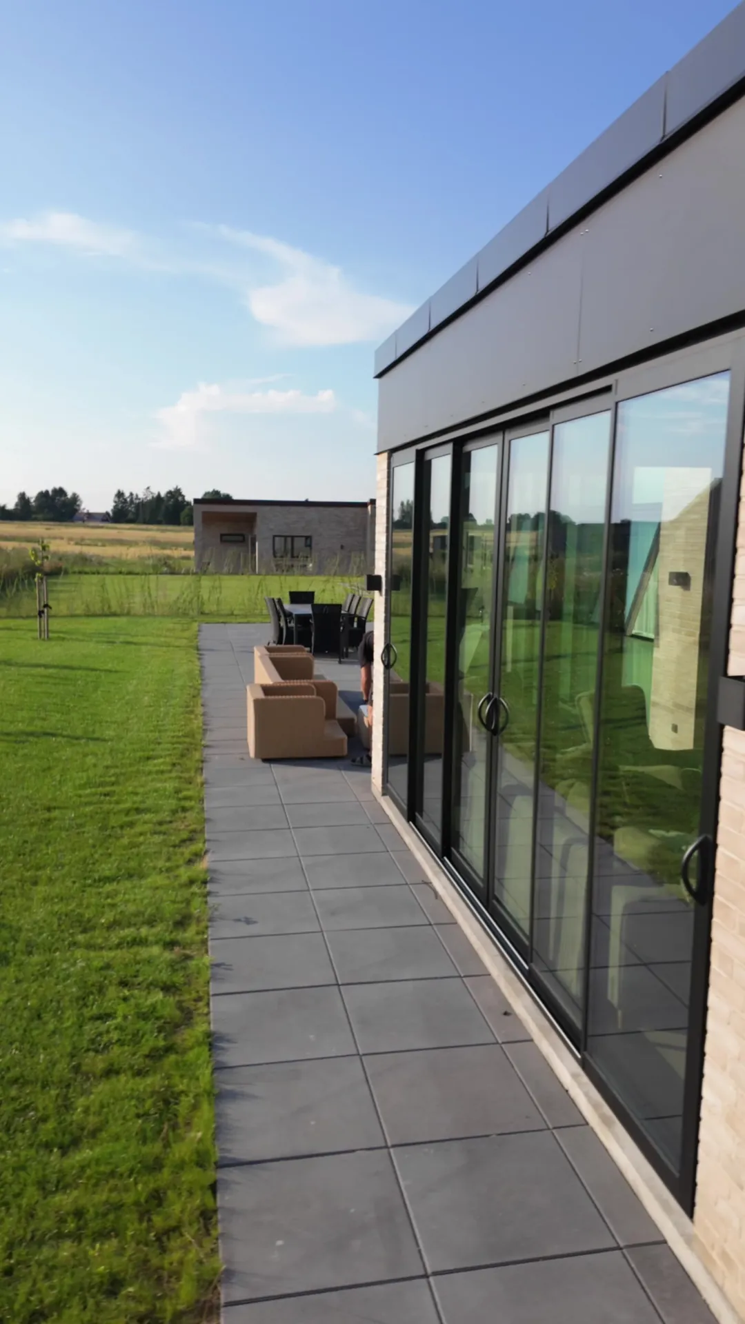 Facade med nye vinduer og fugning omkring karme